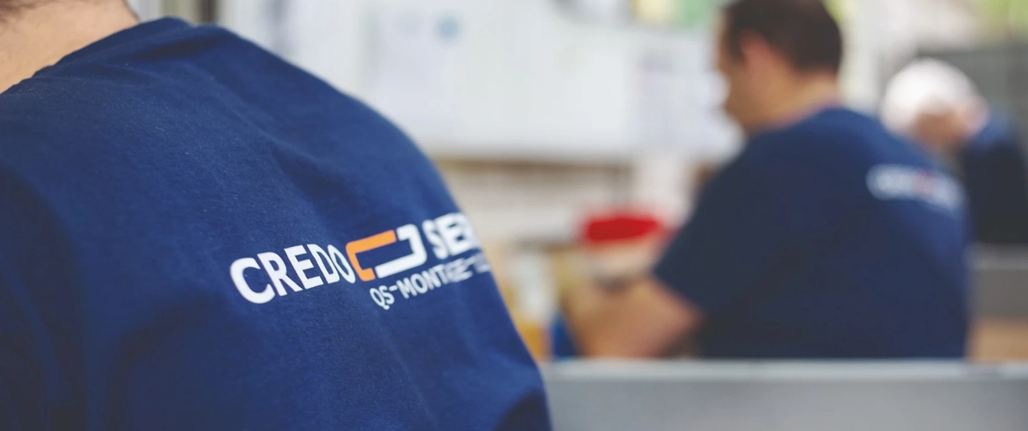 lohndienstleister-industriequalität-montageservice-credo-serve Mitarbeitende eines Lohndienstleisters bei präziser Montagearbeit mit integrierter Qualitätsprüfung