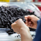 Qualitätskontrolle in der Produktion mit Prüfung eines technischen Bauteils