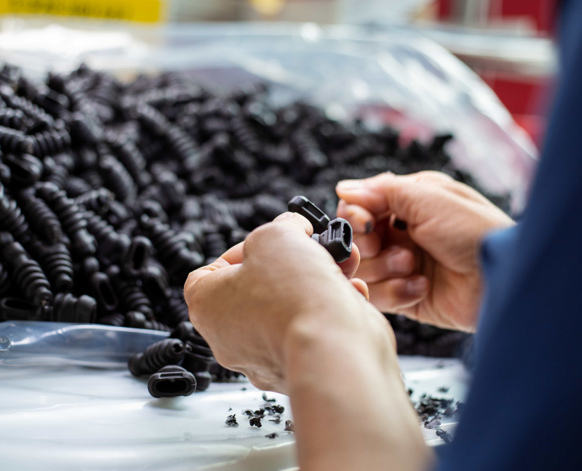 Qualitätskontrolle in der Produktion mit Prüfung eines technischen Bauteils